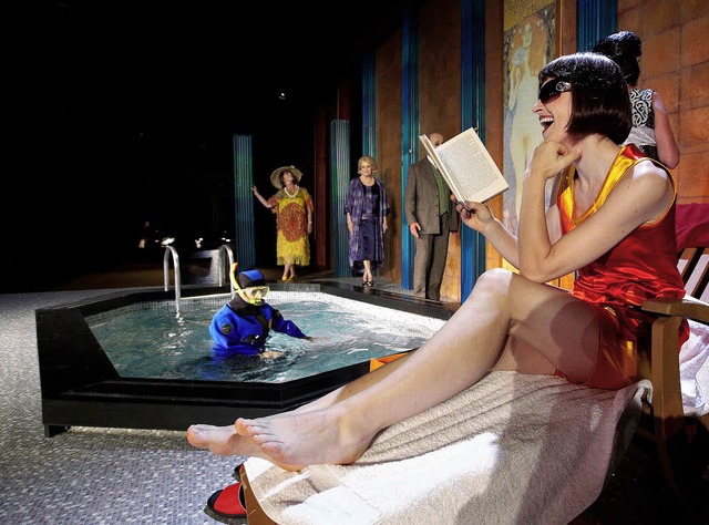 Noch scheint sie Frau zu sein: Ernestina (Sabina Willeit) rkelt sich am Pool.   | Foto: Andreas Isenegger