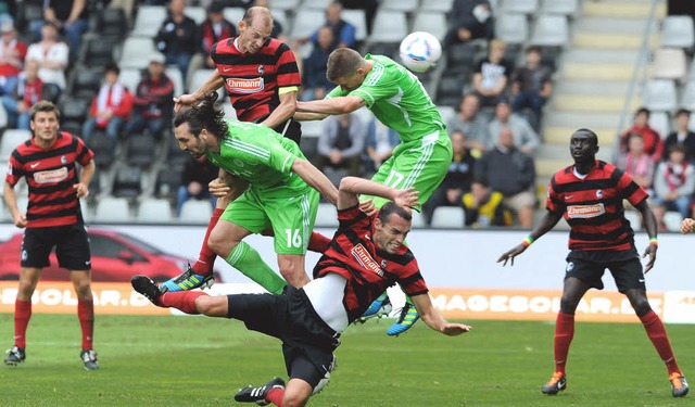 Seltene Momentaufnahme:  Barth (oben) ... (vorne) wegstt, sowie Madlung (17)   | Foto: schn