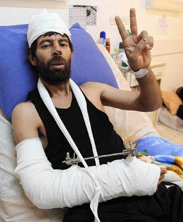 Gott ist gro und nieder mit Gaddafi &...rwundeter Rebell in der  Matiga-Klinik  | Foto: dpa