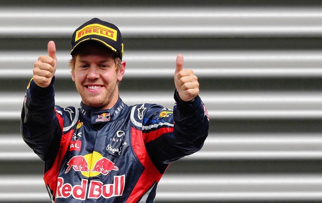 Sebastian Vettel auf dem Siegerpodest von Spa  | Foto: dpa