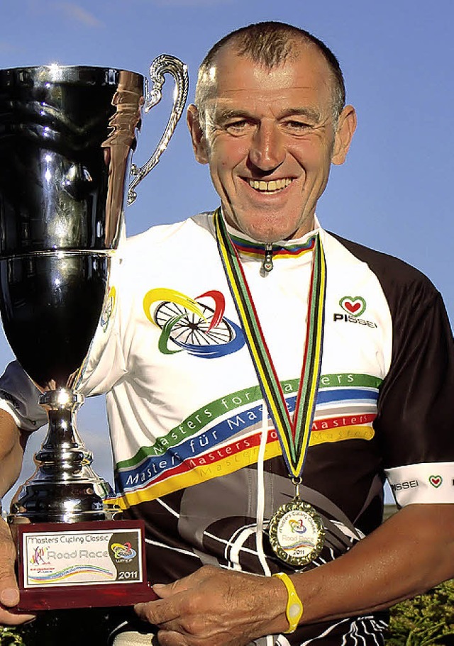 Seit Jahrzehnten Weltklasse: Radsport-Urgestein Uli Rottler mit dem WM-Pokal  | Foto: pro