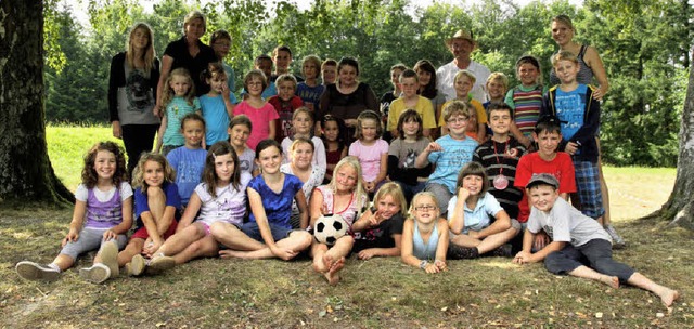 Die teilnehmenden Kinder der Ortsranderholung zusammen mit den Betreuern.   | Foto: Thilo Bergmann