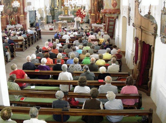 Teil des Treffens der Lourdes-Pilger a...in der Barockkirche mit Pater Grard.   | Foto: mario schneberg