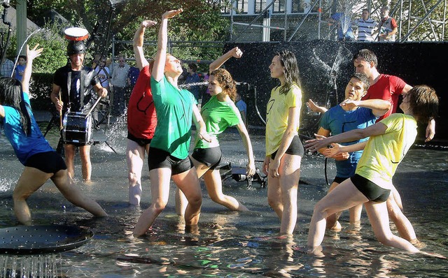 Das Cathy Sharp Dance Ensemble im Tinguely Brunnen   | Foto: Roswitha Frey