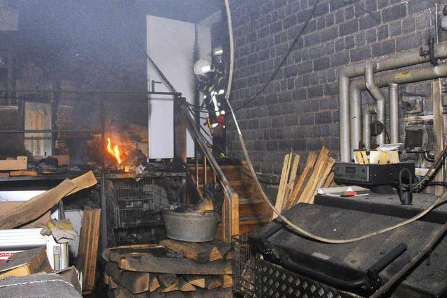 Schwelbrand: Zeitungsausträger alarmiert Feuerwehr