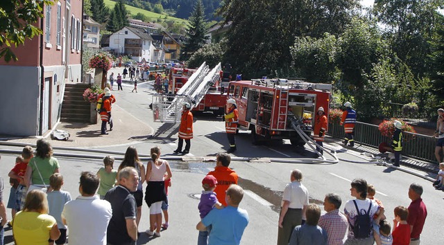 (Kost-)Probe mit dem neuen Fahrzeug: Z...rafen sich danach beim Feuerwehrhock.   | Foto: heidi fssel