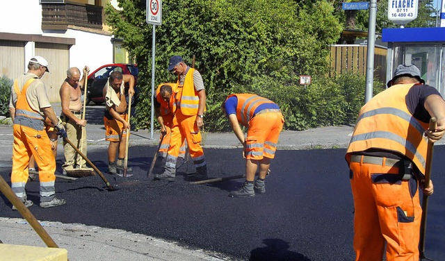 Auch Handarbeit war bei der am Sonntag...stellten Sanierung  der B 34 gefragt.   | Foto: Susanne Himmelsbach