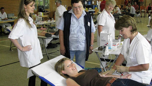 Der 20-jhrigen Erstspenderin Steffi G...mals ein halber Liter Blut abgezapft.   | Foto: Manfred Lange