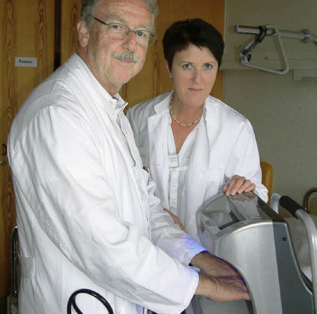 Chefarzt Dr. Gerd Lunke lsst sich von...ie gut seine Hnde desinfiziert sind.   | Foto: Christiane Weishaupt