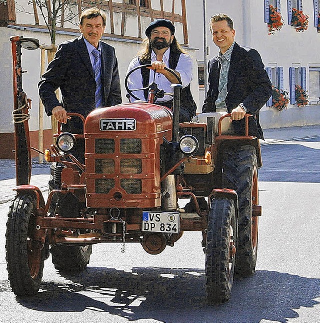 Stilecht: Mit einem alten Traktor wurd...gestaltete Geisinger Strae erffnet.   | Foto: Saverino