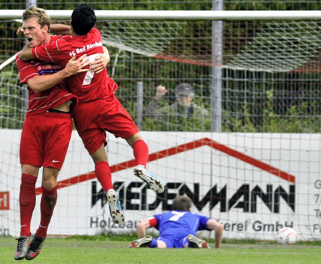 Rotes Glck, blaues Leid: Whrend die ...Ball fassungslos buchlings hinterher.  | Foto: reinhardt