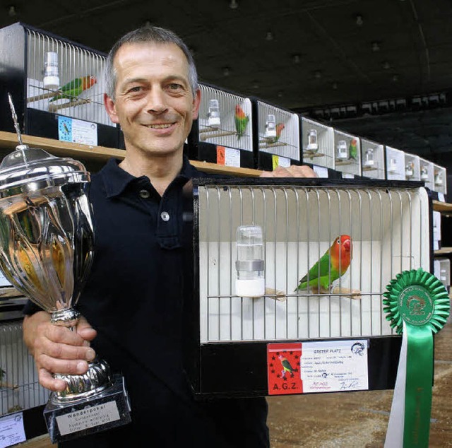 Hariolf Stolzer mit seinem Siegervogel   | Foto: Volker Knopf