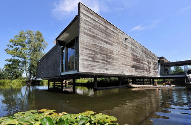 Das Federseemuseum Bad Buchau, ein moderner Pfahlbau, in der Moorlandschaft  | Foto: Puchner/dpa