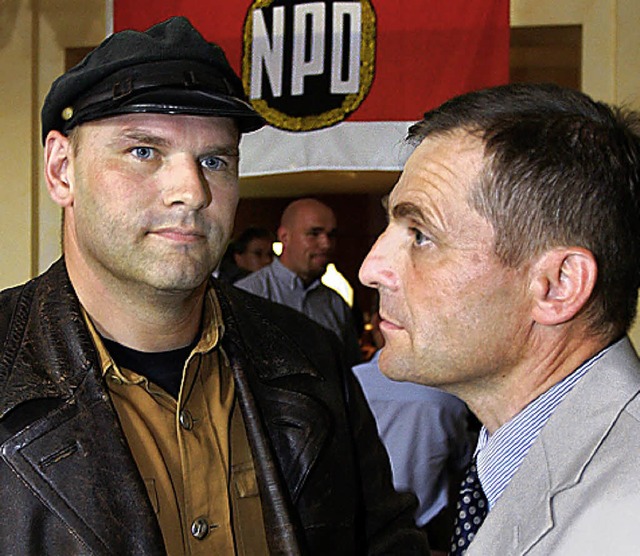 Udo Pastrs (rechts) zusammen mit einem Parteingenossen   | Foto: DPA