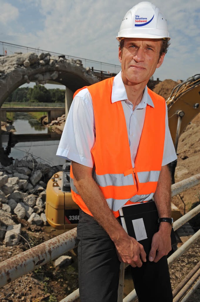 Matthias Schmidt, Leiter der Bauabteilung,  vor den Resten einer Autobahnbrcke  | Foto: PATRICK SEEGER