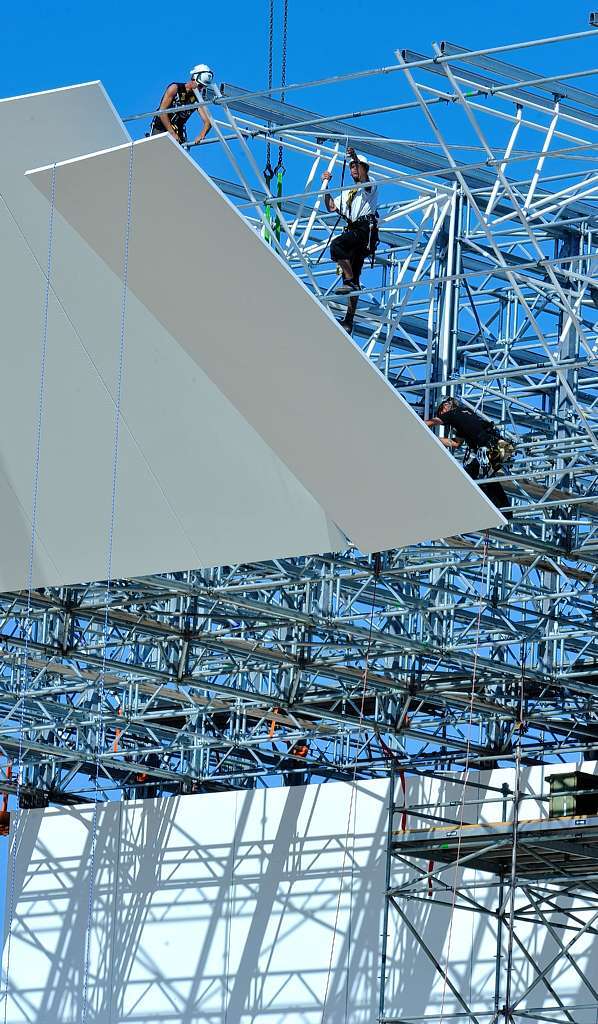 Ins Dach integriert wird  die Lichttechnik, die das Fernsehen braucht, um perfekte Live-Bilder in alle Welt zu senden...