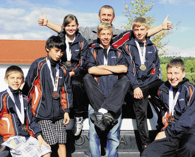 Die erfolgreiche Mannschaft der Kickbo...l). Dahinter der Trainer Thomas Gisy.   | Foto: Hinnerkort