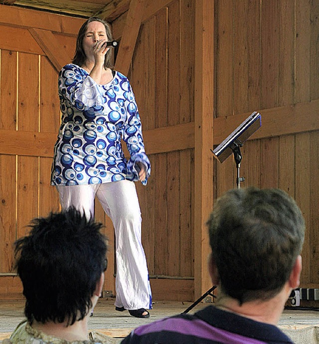 Stephanie Gasser unterhielt die Besuch...sang beim Brunch bis zum Mittagstisch.  | Foto: Gerda Oswald