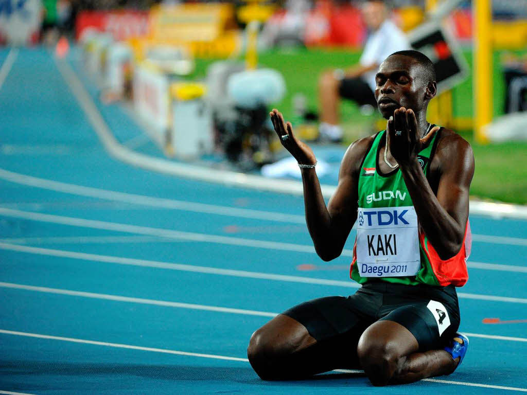 Abubaker Kaki betet am Ende des 800-Meter-Laufs.