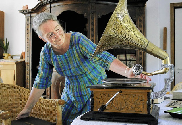 Gabriele Hotz bringt das Grammophon zum Klingen   | Foto: Beatrice Ehrlich