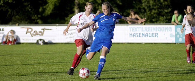 Der FC Wolfenweiler (wei-rot) trat be...rnier gegen die TSG Hoffenheim II an.   | Foto: privat