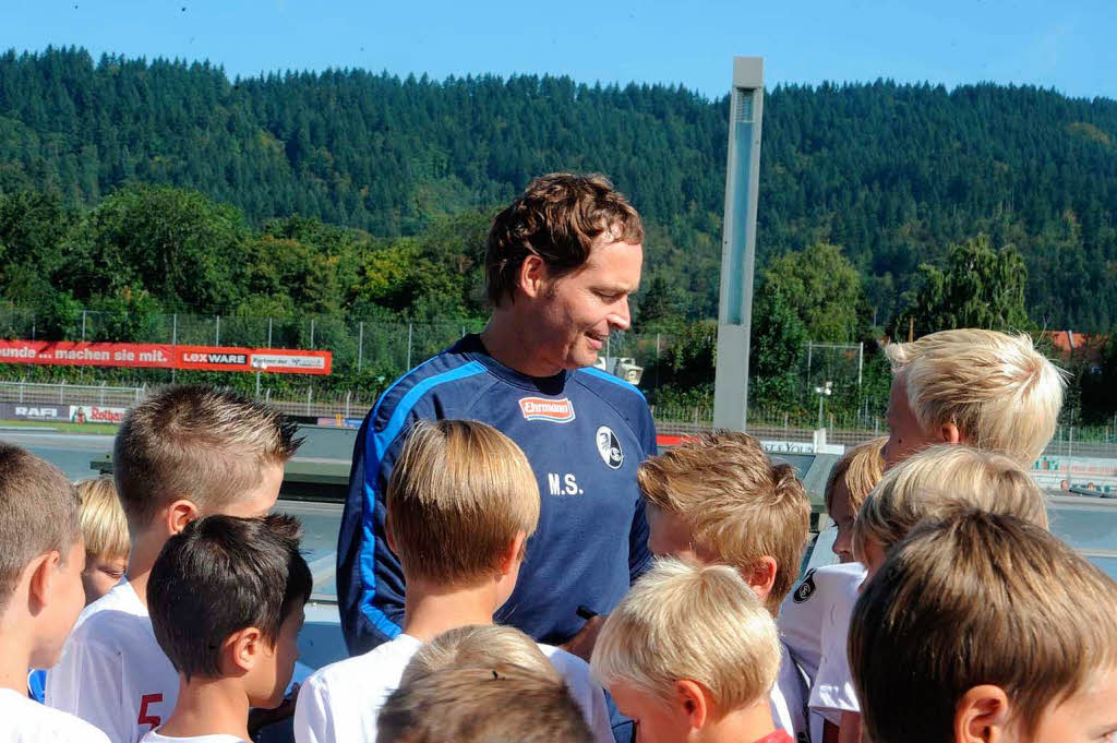 Der SC-Trainer Marcus Sorg im Gesprch mit dem Nachwuchs.