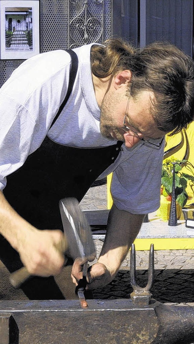 Beim Kunstmarkt zu sehen: ein Schmied bei der Arbeit.   | Foto: PRIVAT