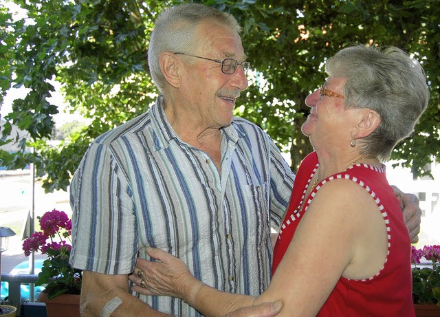 Nach 50 Jahren immer noch ineinander verliebt wie einst: Hermann und Evi Bergen  | Foto: Petra Wunderle