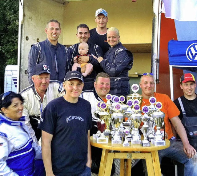 Das Vogelbacher-Racingteam freut sich ...inks) ist stolz auf seine Mannschaft.   | Foto: privat