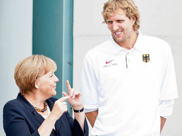 Kanzlerin Angela Merkel traf Dirk Nowi... Turnier 2015 nach Deutschland holen.   | Foto: AFP
