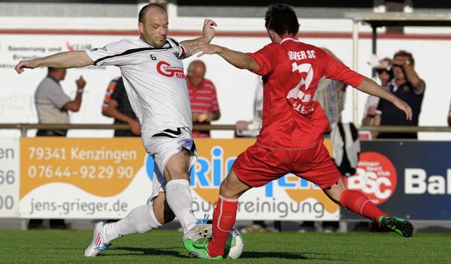 Kampf um den Ball zwischen dem Villing...s) und Vincent Keller (Bahlinger SC).   | Foto: Seeger