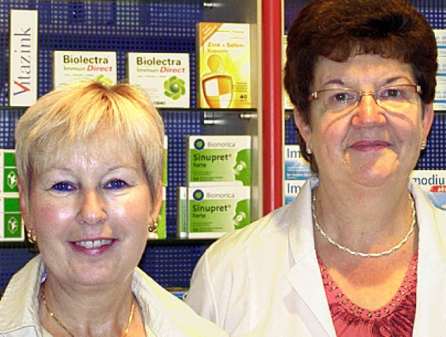 Rosemarie Leschke (links) ist  seit 25...Jahren in der Marienapotheke  ttig.    | Foto: liane schilling