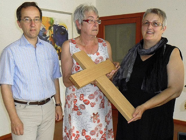 Trude Sommer (Mitte) bergibt das Kreu...tation; links Pfarrer Folkhard Krall.   | Foto: BZ