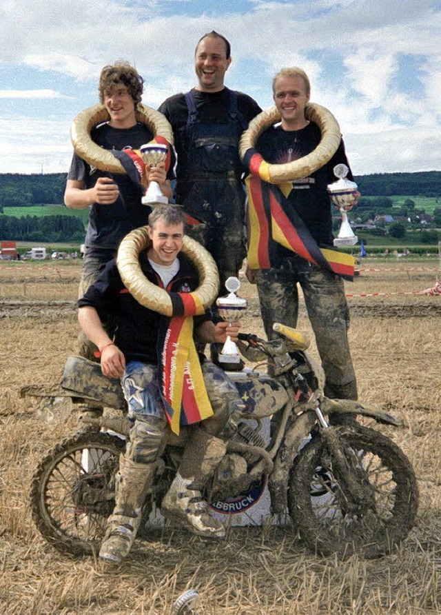 Sie haben den Siegertitel erfolgreich ...n Ruf mit ihrem Teamchef Uwe Trndle.   | Foto: Privat