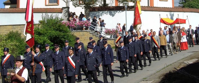 In einer feierlichen Prozession zogen ...ach dem Festgottesdienst durchs Dorf.   | Foto: Mann