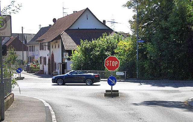 Die Gemeinde drngt auf die rasche Sanierung der Kreuzung.   | Foto: FREY