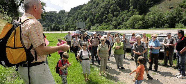 Die Teilnehmer der ersten Hebelwanderu... den Erklrungen von Gnter Hackbarth.  | Foto: Privat