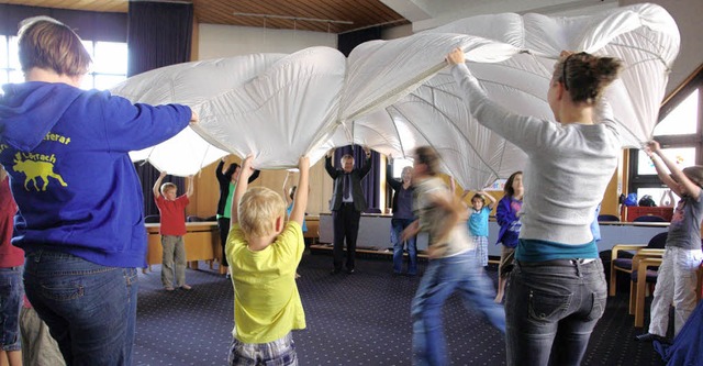 Kinder und Betreuerinnen machen im Sitzungssaal viel Wind.   | Foto: privat