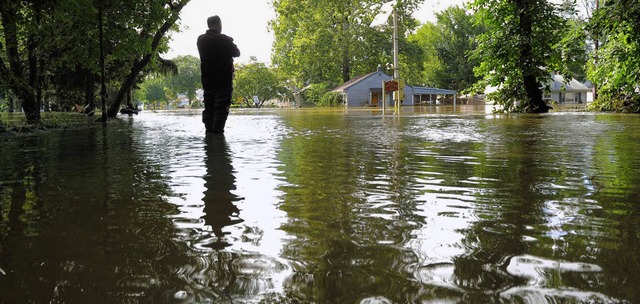 Irene ist der erste Tropensturm seit 1... geflutete Nachbarschaft betrachtet.    | Foto: AFP