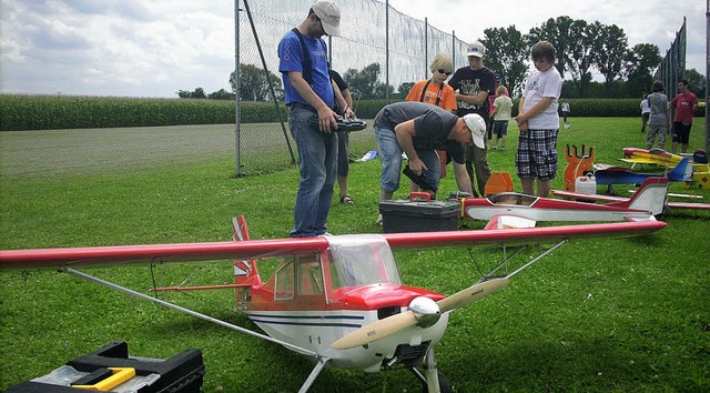 Ein Modellflugzeug zu fliegen, erfordert viel bung.   | Foto: andrea br