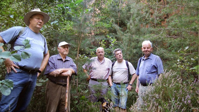 Adolf Zanger (rechts) und Bernhard Pas...d Heimatvereins ber die Steinbrche.   | Foto: hagen Spth