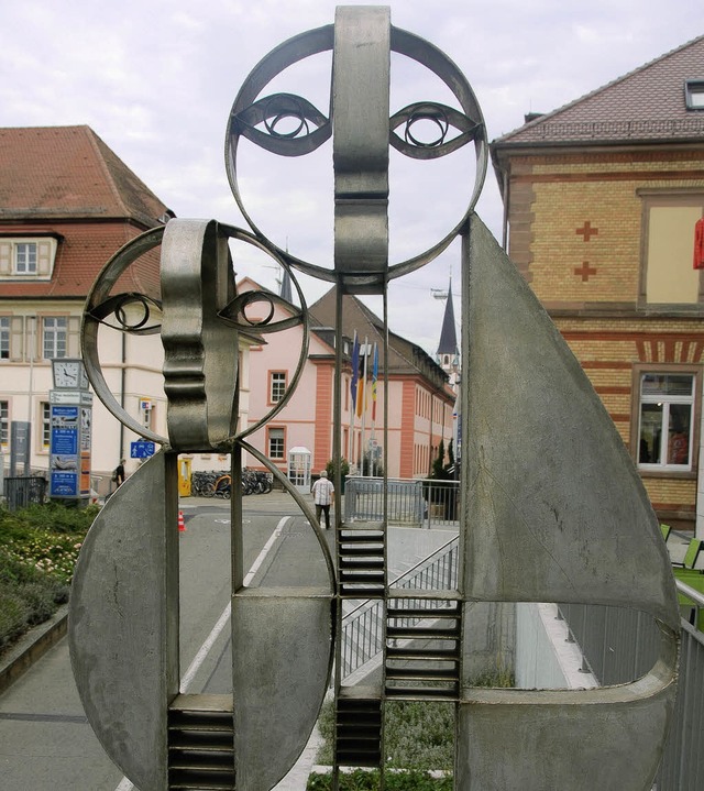 Christophorus, eine Skulptur von Ernst...ie Reisenden an der Bahnunterfhrung.   | Foto: Gerhard Walser