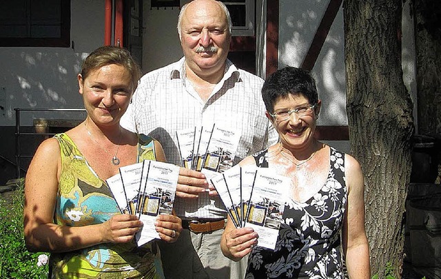 Viktoria Budyakova, Yakiv Brontfeyn, C...(von links) vor dem  Jdischen Museum.  | Foto: Janina Ruth