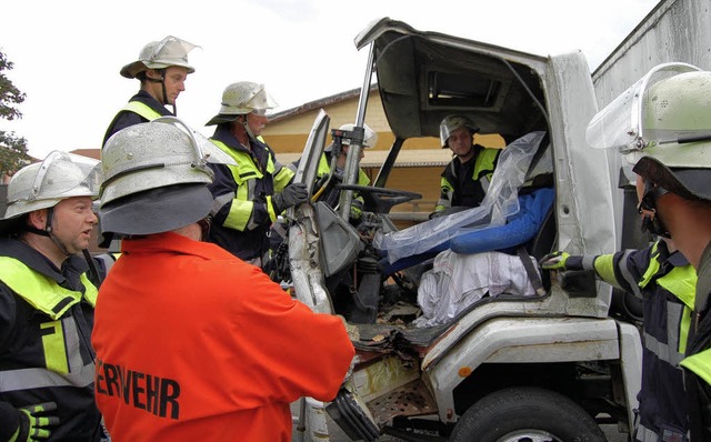 Gebt wurde, die ein Lkw-Fahrer nach e...ck seines Lasters befreit werden kann.  | Foto: Feuerwehr