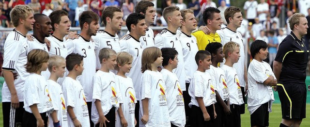Die E-Junioren der Spvgg. Lahr mit der...chen U 20 whrend  der Nationalhymne.   | Foto:  Christoph Breithaupt