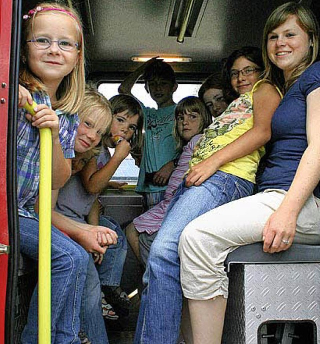 Eine Fahrt im Feuerwehrauto stellte fr die Kinder den Hhepunkt des Tages dar.  | Foto: Luisa Denz