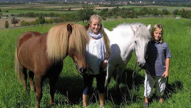 Ann-Sophie und Jonas Gebhard aus Heuwe... tierischen Freunde Runa und Sinvinur   | Foto: roman Kiener