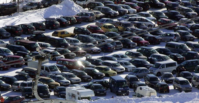 Eng geht es im Winter auf dem Parkplat...einem Weg, dort ein Parkhaus zu bauen.  | Foto: Patrick Seeger/dpa