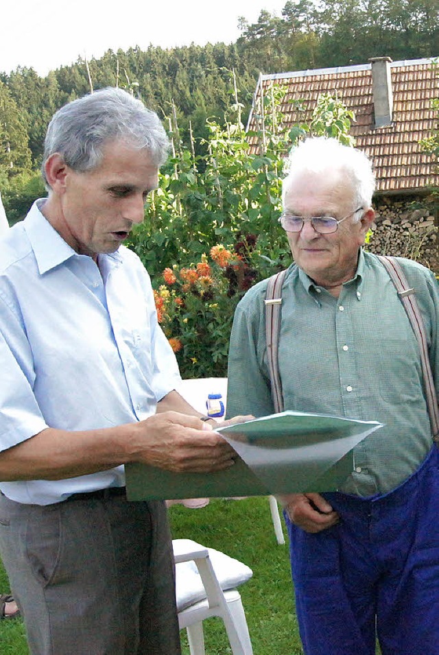 Auch Brgermeisterstellvertreter Karl-...hill (li.) gratulierte Georg Neumaier.  | Foto: roland gutjahr