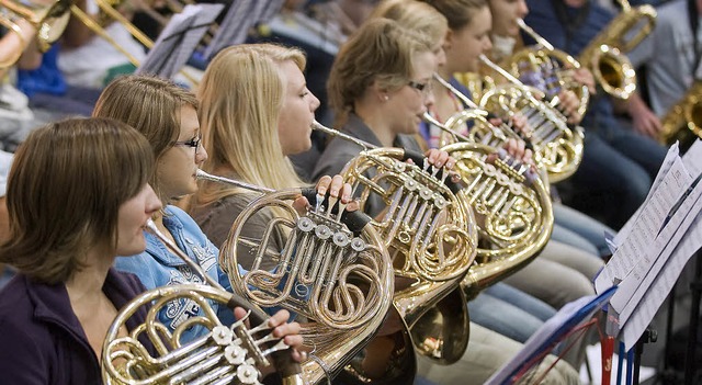 Schrge Tne gibt es nur zu Beginn des...m Abschlusskonzert soll alles sitzen.   | Foto: Martina Faller